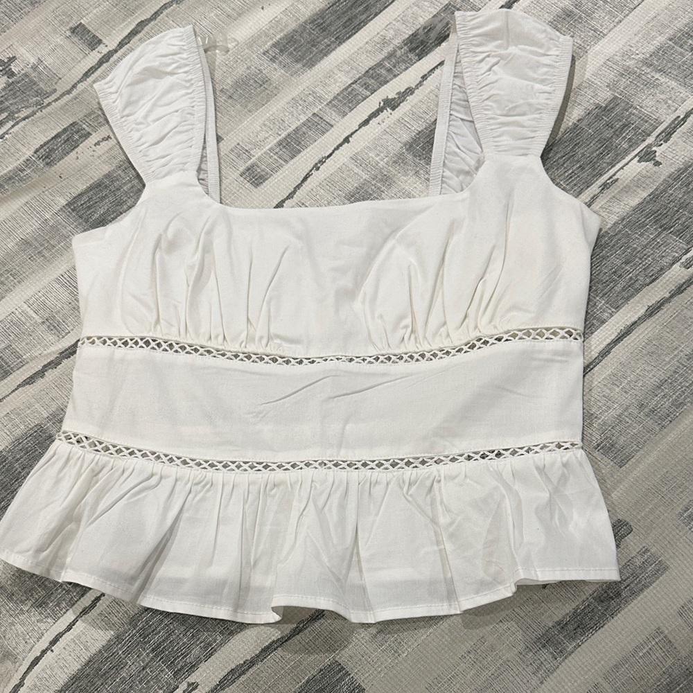 Elegant White Sleeveless Top - Picture 1 of 1